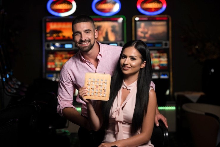Roulette VIP Club menampilkan hasil putaran roda dengan chat interaktif dealer